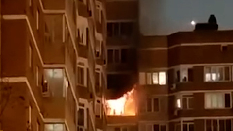 Два человека выпрыгнули из окна, спасаясь от пожара