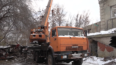 На Привокзальной площади начался снос аварийных строений