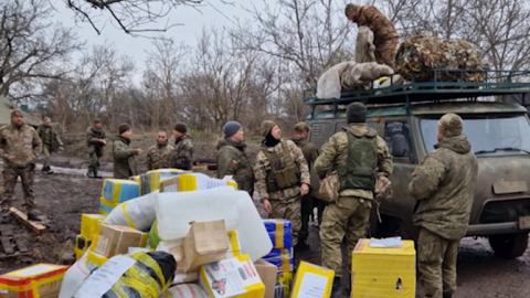 Очередная гуманитарная колонна приехала к бойцам в зону СВО