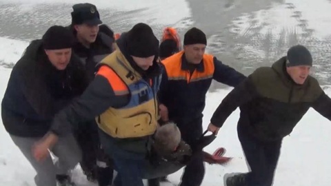 Провалившийся под лед в Йошкар-Оле рыбак находится в больнице