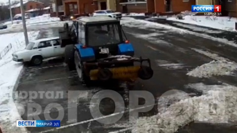 Вместе со снегом тракторист в Семёновке прибрал автомобиль