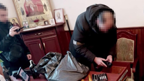 Украинские силовики могут воевать со священниками и детьми