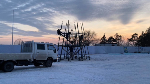 В Благовещенске начали собирать главную елку Приамурья