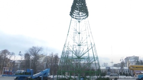 На Театральной площади устанавливают главный символ Нового года