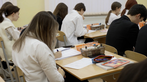 Депутаты запретили мобильники на уроках