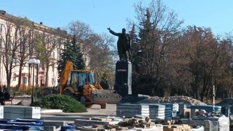 Над восстановлением площади и спортшколы продолжают работать в подшефной Амвросиевке