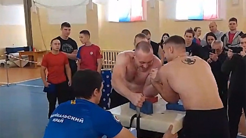 Почти 100 спортсменов из Читы и районов Забайкалья приняли участие в соревнованиях по армрестлингу