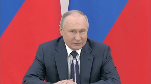 Путин назвал Конституцию РФ живым организмом