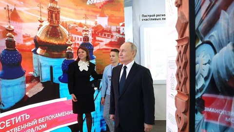Президент России посетил стенд Тюменской области на ВДНХ