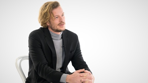 В новом выпуске "Белой студии" – актер театра и кино Тихон Жизневский