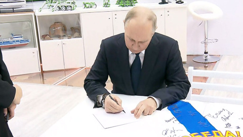 Автограф Путина и путевку на космодром получил посетитель выставки "Россия"