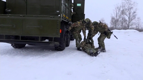 Легенда учений: колонна военной техники в сопровождении Росгвардии попала под огонь