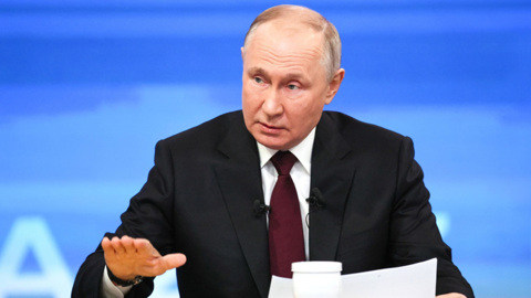 Телефоны, цифровой рубль, комиссии, выплаты: президент России подписал ряд законов