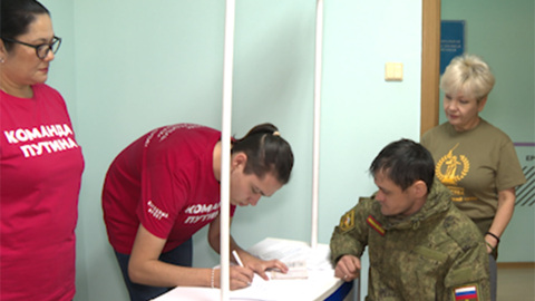 Участник СВО из Забайкалья поставил подпись в поддержку Путина и подарил свой шеврон волонтеру