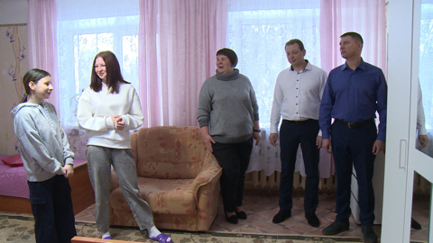 Медики из Псковской областной больницы привезли подарки в Печорский центр помощи детям