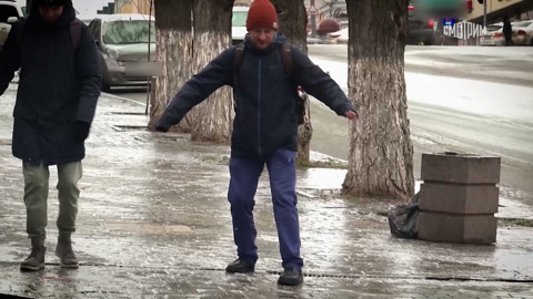 Доктор Агапкин научил падать на обледенелой дороге без травм