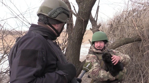 Противника громят танки под защитой группы РЭБ и орудия в снежном камуфляже
