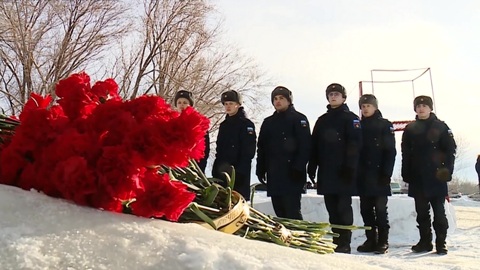 В Оренбурге несут цветы к мемориалу в память о погибшем экипаже Ил-76