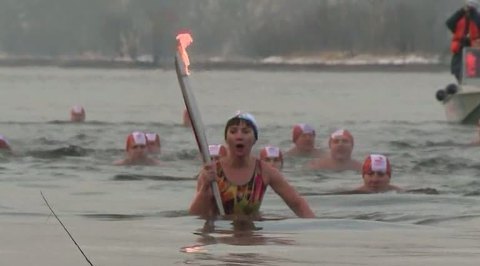 Красноярские моржи проплыли по Енисею с факелом Олимпиады