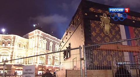 Чемодан с Красной площади убирать не торопятся