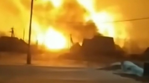 После взрыва на газопроводе в Прикамье огонь перекинулся на жилой сектор