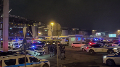 Посетители "Крокуса" объединились и помогали друг другу спастись