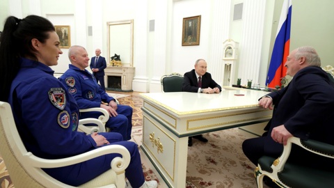 Путин и Лукашенко пообщались с участниками экспедиции на МКС
