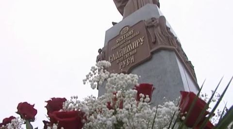 В Астрахани установили памятник крестителю Руси