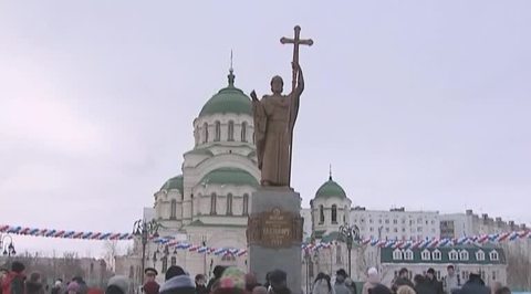 Фонд Гейдара Алиева установил в Астрахани памятник Владимиру Великому