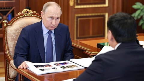 Владимир Путин пожелал Бату Хасикову удачи на выборах