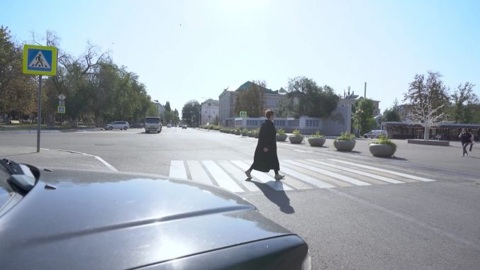 Спереди или сзади: как правильно обходить транспорт