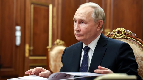Путину подарили альбом с историями пациентов, спасенных "Кругом добра"