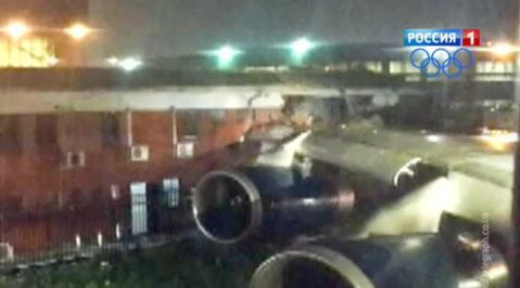 самолет British Airways задел здание