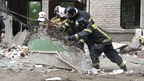 Спасатели продолжают поиски тел погибших после атаки на Луганск