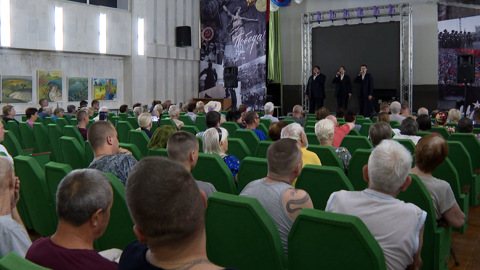 "Вы нас лечите": пациенты областного госпиталя ветеранов войн получили подарок ко Дню России