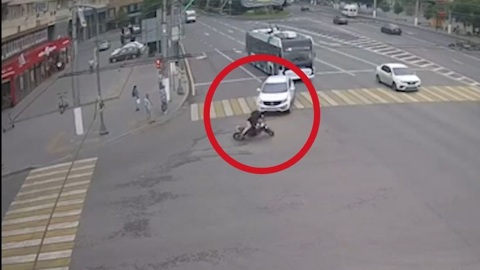 Момент столкновения мотоцикла с иномаркой в Волгограде попал на видео