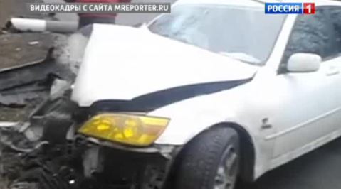Водитель свалил две мачты освещения и врезался в дерево