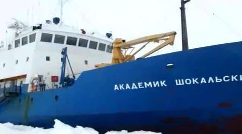 Первым на помощь российскому судну придет китайский ледокол