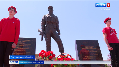 В селе Карагач почтили память десантника Тимура Тамазова