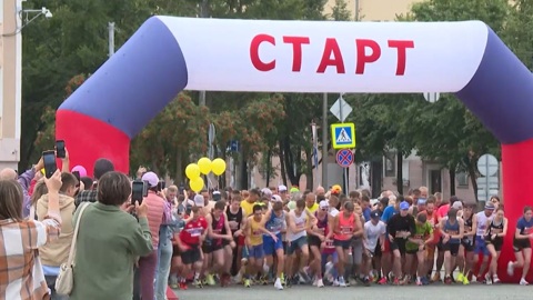300 спортсменов из разных регионов пробежали в Йошкар-Оле полумарафон в честь Дня города
