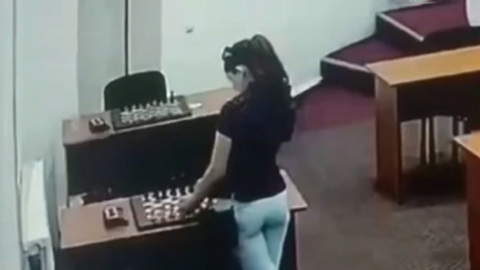 В Дагестане шахматистка вылила ртуть на стол соперницы