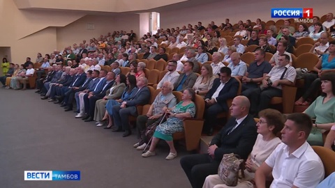 Максим Егоров наградил строителей заслуженными наградами в преддверии профессионального праздника