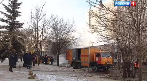 Техногенный гейзер: в Раменках прорвало трубу с кипятком