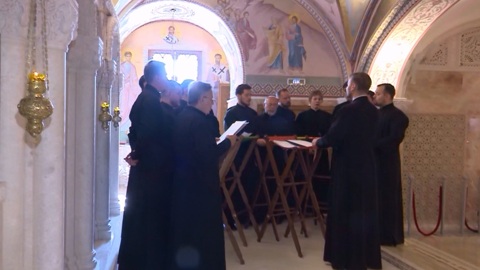 Мужской хор Челябинской митрополии готовится к богослужению в храме Христа Спасителя
