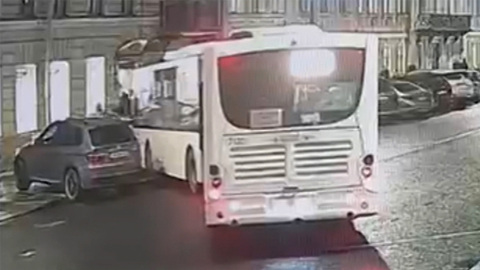 В Петербурге автобус выехал на тротуар
