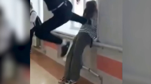 В Нижних Сергах подросток пнул сверстницу в живот