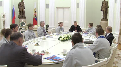 Путин встретился с детьми, покорившими Северный полюс