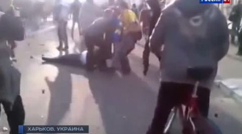 В Харькове футбольные фанаты подрались со сторонниками федерализации 
