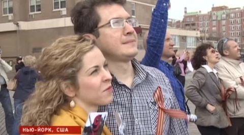 На Брайтоне раздали георгиевские ленточки