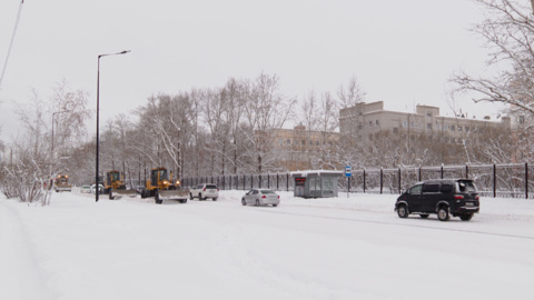 В Благовещенске продолжается борьба со снежной стихией